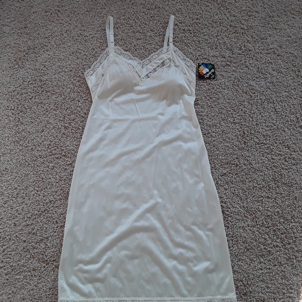 Vintage Ladies Antron nylon full slip Size 34 Made in Canada